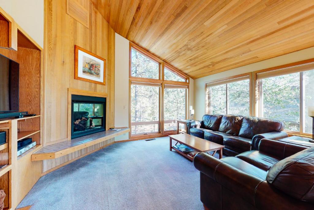 Sunriver Chalet - image 6