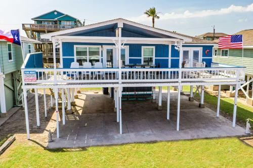 Spacious Surfside Home with Deck on Pedestrian Beach - main image