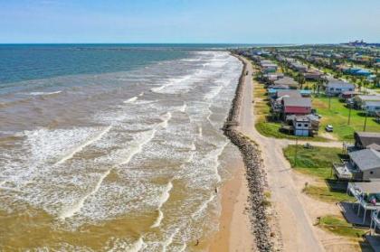 Spacious Surfside Home with Deck on Pedestrian Beach - image 3