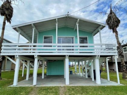 Fun in the Sun! Cozy Beach Pad Gulf Views and Easy Access to the Sand!