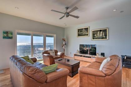 Beachfront Abode BBQs Decks Smart TV Etc! - image 17