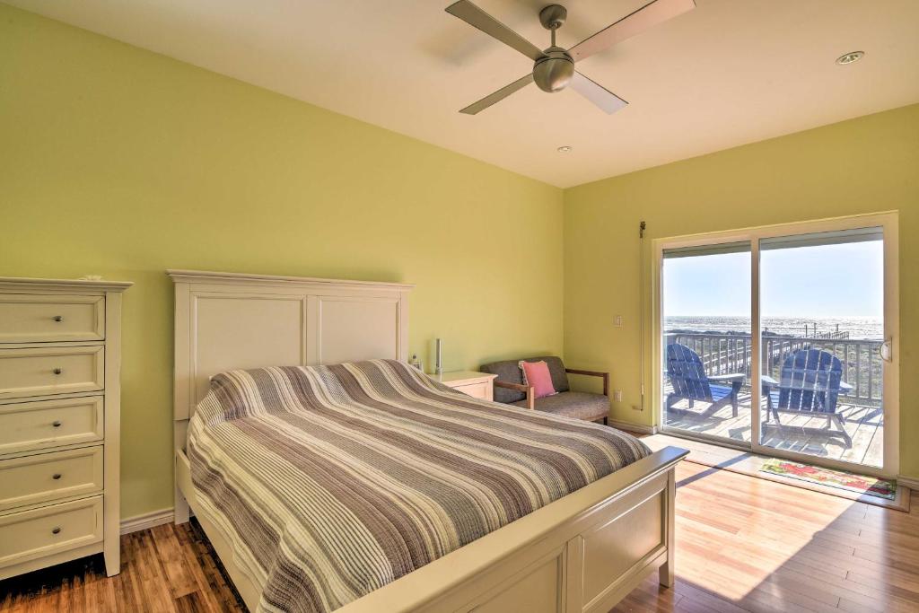 Beachfront Abode BBQs Decks Smart TV Etc! - image 6