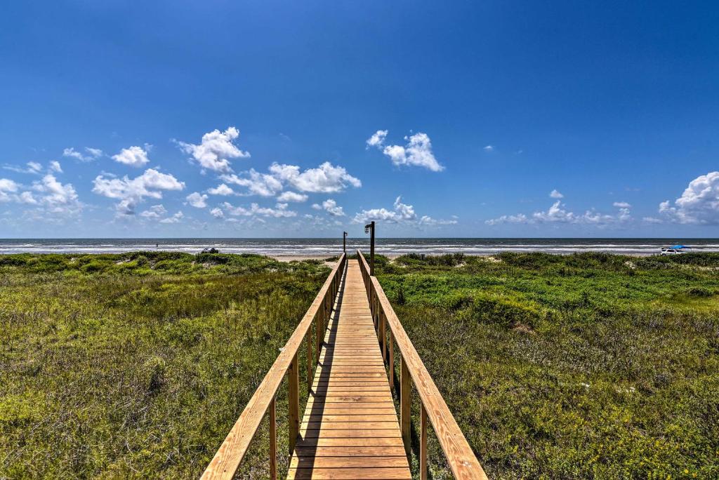 The Modern Surfside A Waterfront Oasis! - main image