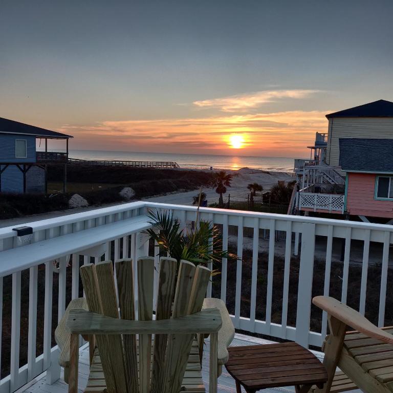 Sunset Sanctuary - Adorable Beach Bungalow with Gorgeous Gulf Views! - main image