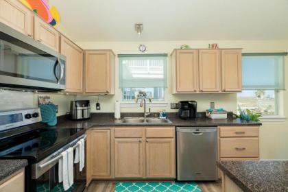 Sunset Sanctuary - Adorable Beach Bungalow with Gorgeous Gulf Views! - image 11
