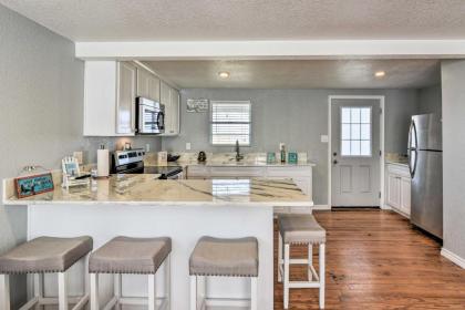 Bright and Breezy Home 4 Blocks to Beach! - image 8