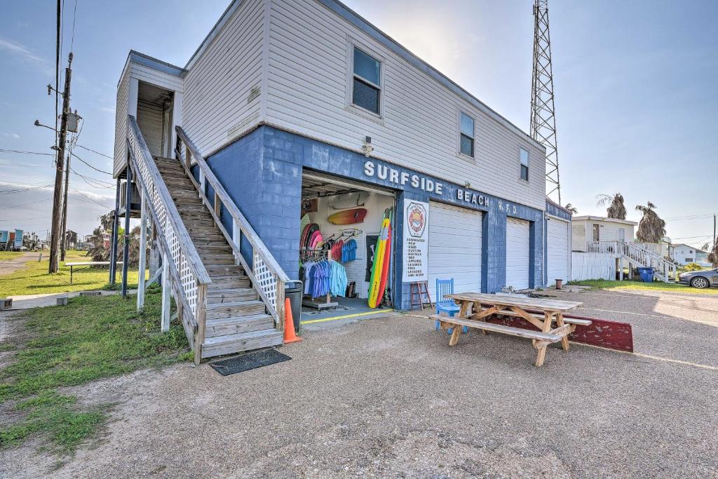 Relaxing Surfside Bunkhouse - Walk to Beach! - main image