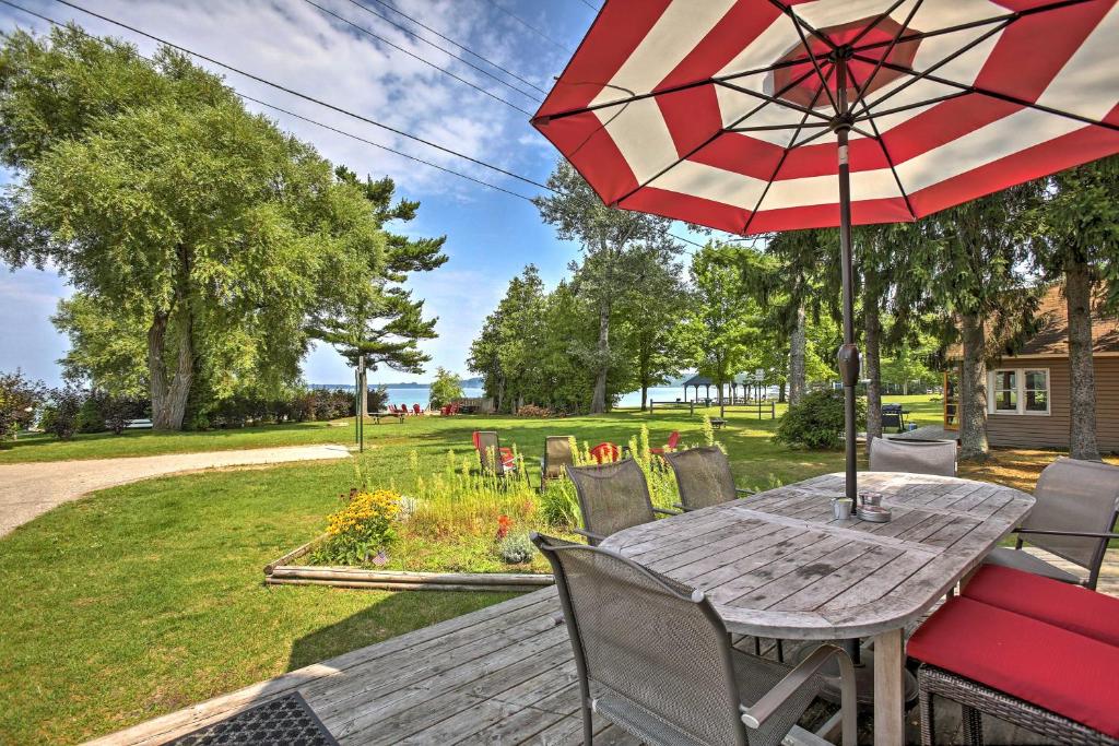 Lakefront Manitou Cottage Near Dwtn Suttons Bay! - main image