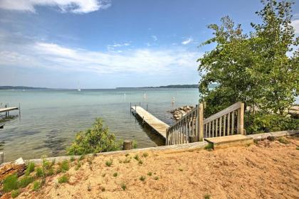 Lakefront Manitou Cottage Near Dwtn Suttons Bay! - image 13