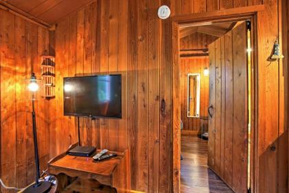 Charming Suttons Bay Cottage with Shared Waterfront! - image 12