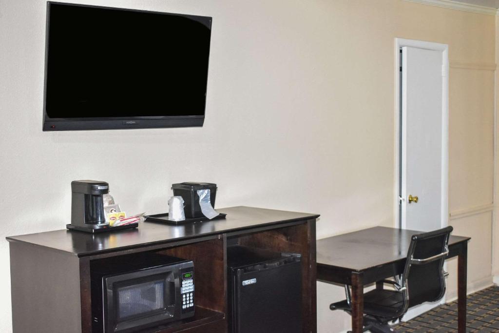 Rodeway Inn - Swainsboro - image 5