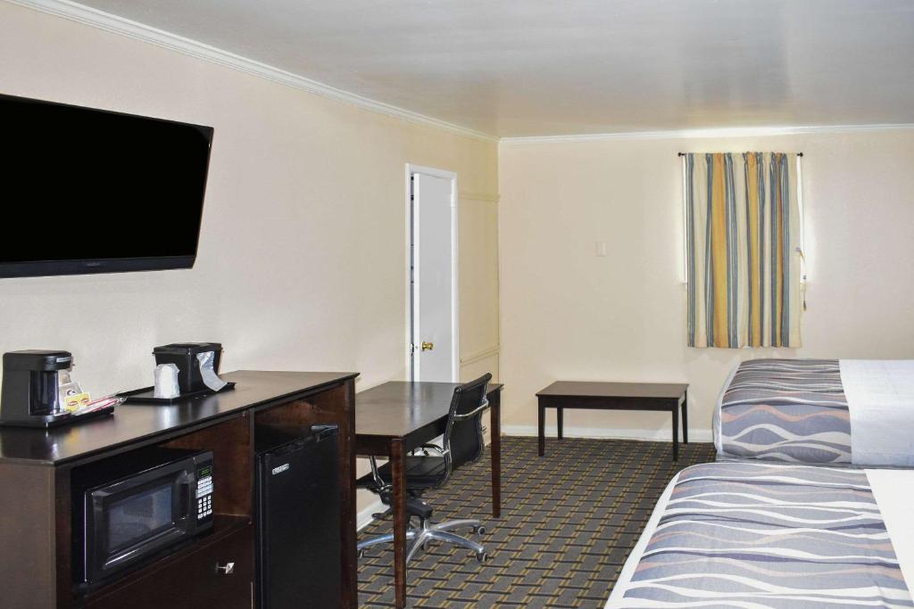 Rodeway Inn - Swainsboro - image 6