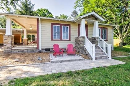 Remodeled Swannanoa Cottage with Sauna YardandFire Pit