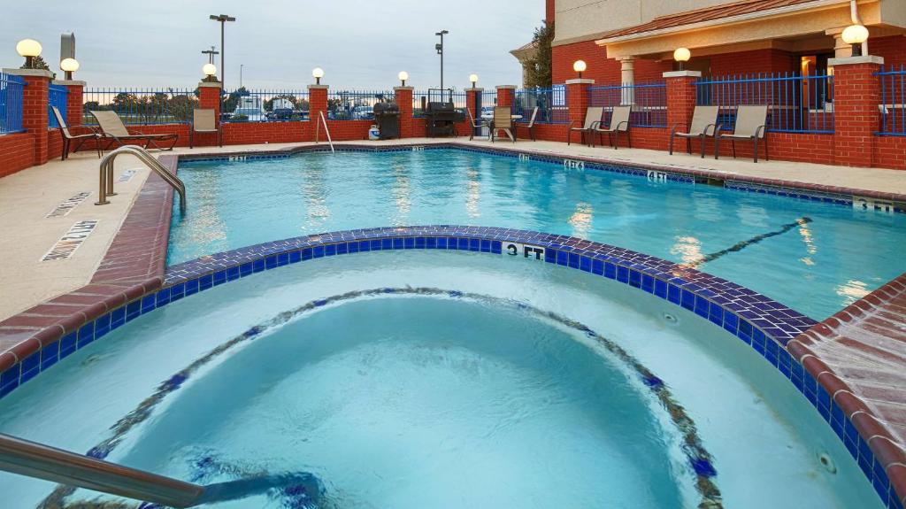 Best Western Plus Sweetwater Inn & Suites - image 4