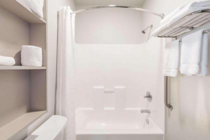 Microtel Inn and Suites by Wyndham Sweetwater - image 10