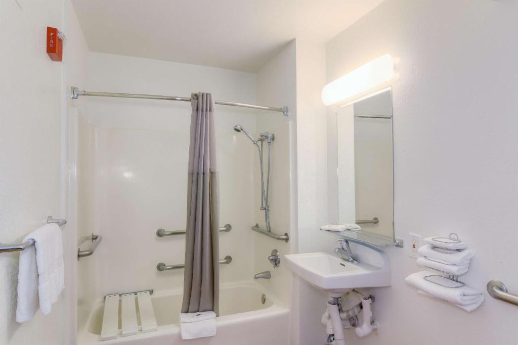 Vagabond Inn Sylmar - image 3