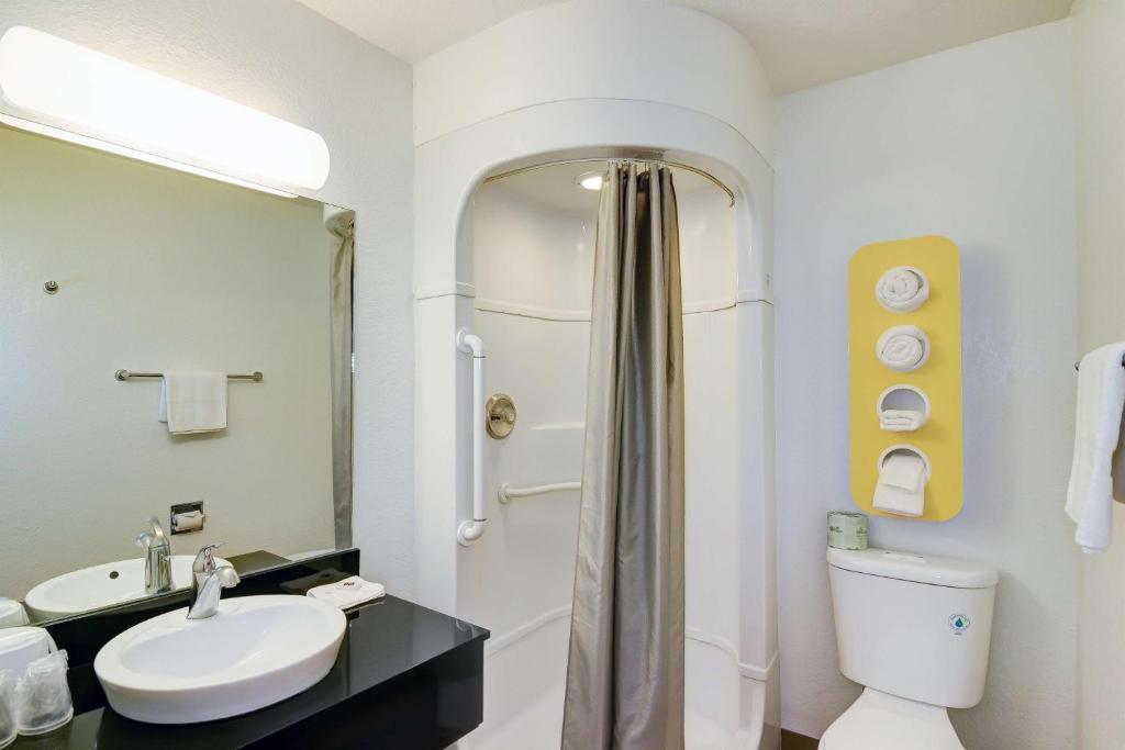 Vagabond Inn Sylmar - image 5