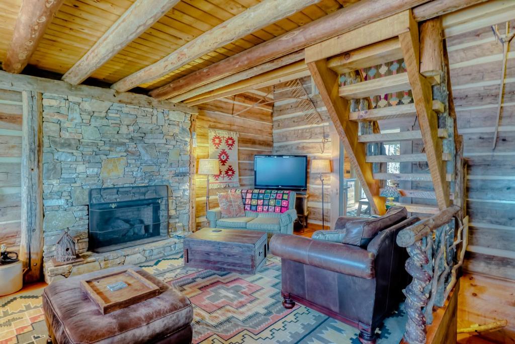 2 Bed 2 Bath Vacation home in Whittier VI - image 4