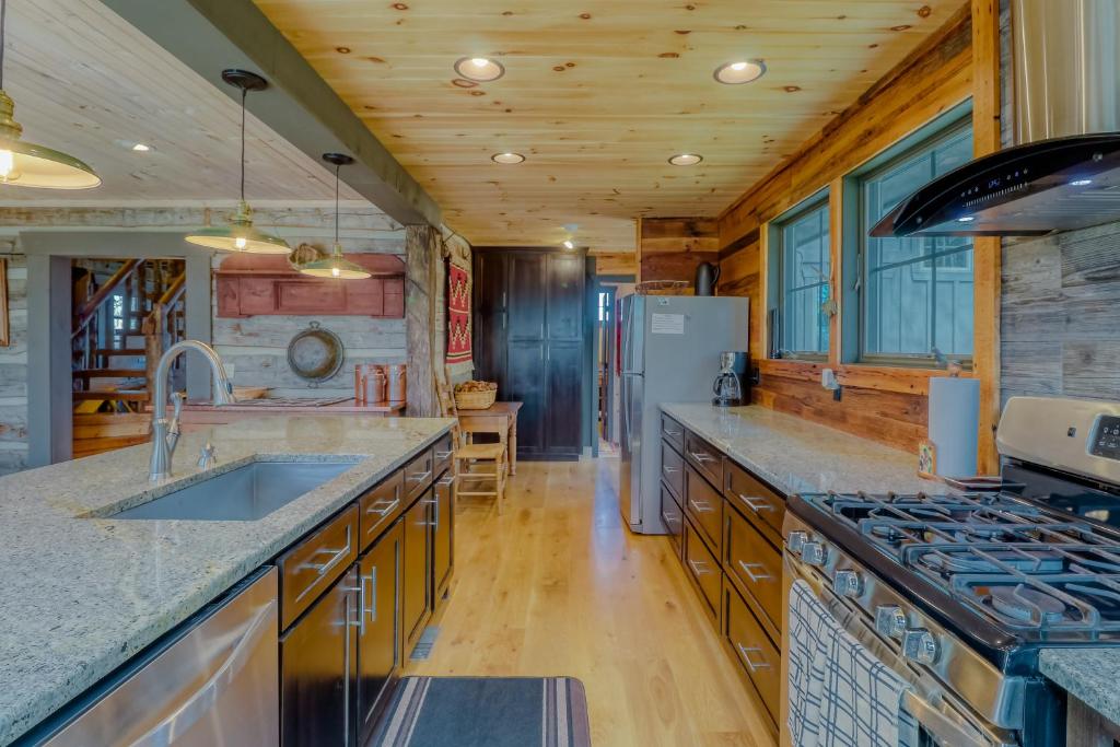 2 Bed 2 Bath Vacation home in Whittier VI - image 7