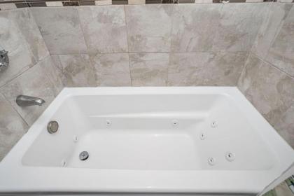 Carbone's Beachside Suites - image 10