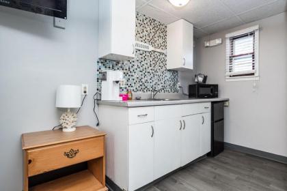 Carbone's Beachside Suites - image 5