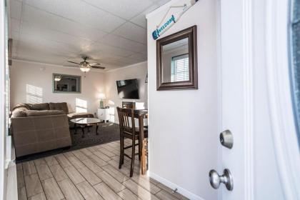 Carbone's Beachside Suites - image 9