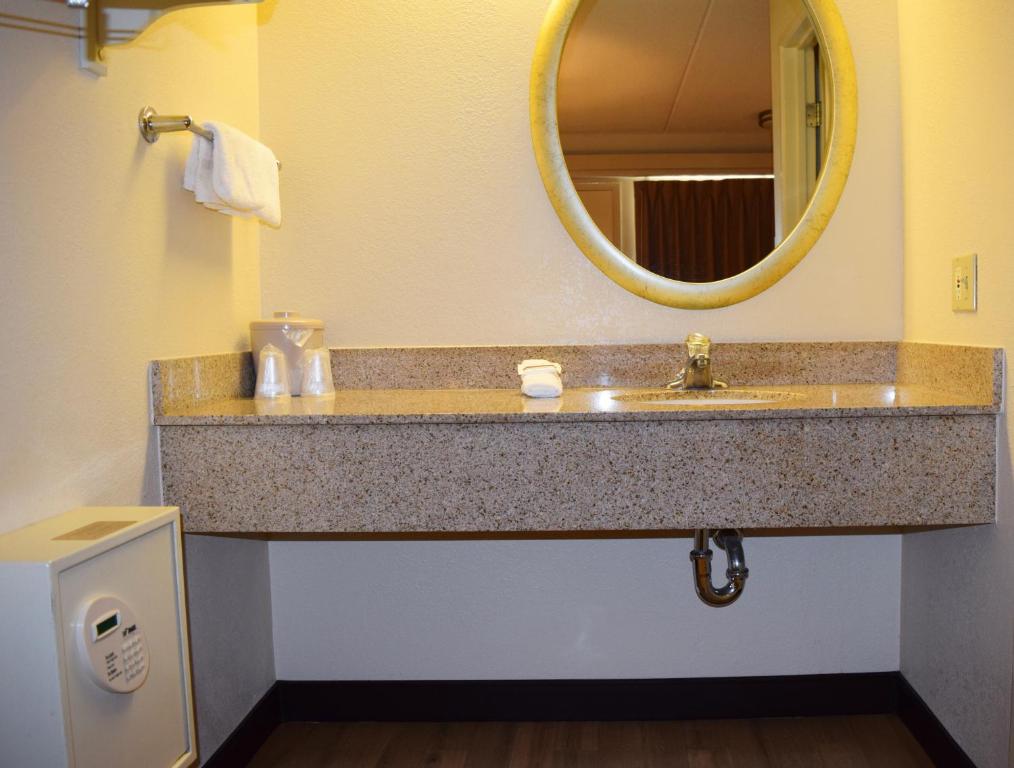 Red Roof Inn Syracuse - image 2
