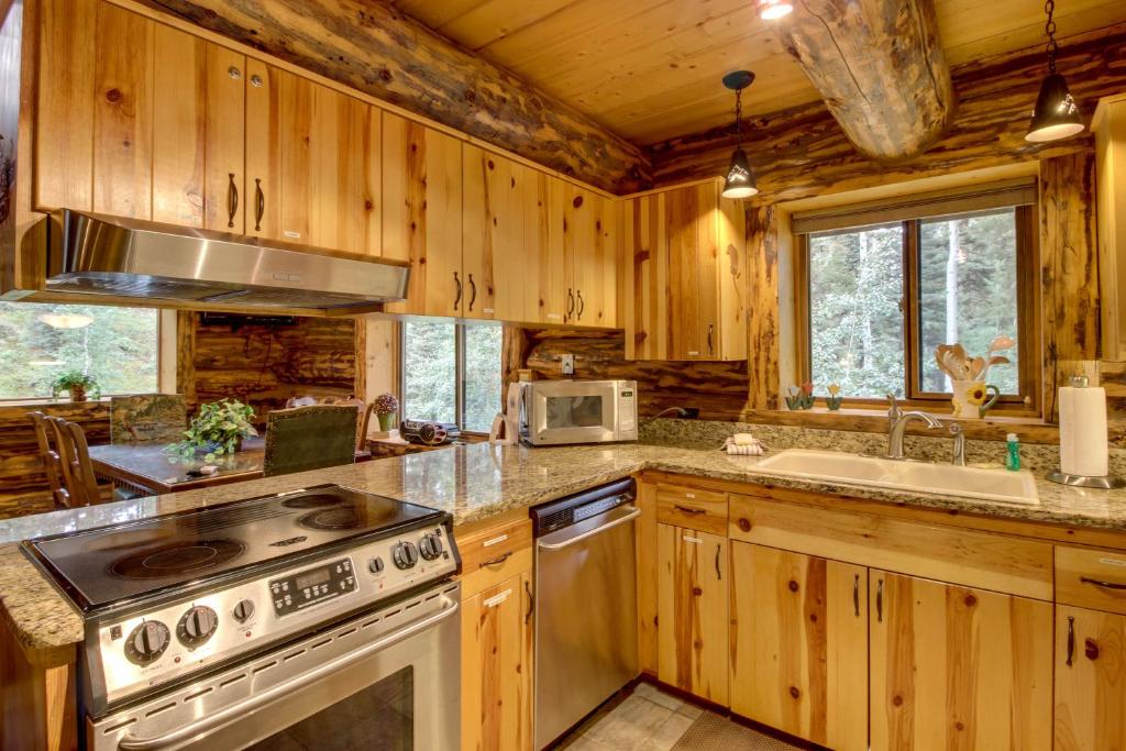 Bear Hollow Cabin - image 4