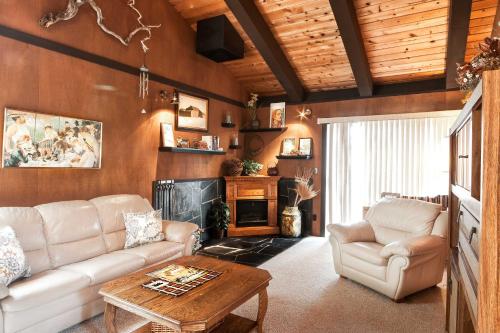 Tahoe City Condo - Walk to Beach and 9 Miles to Ski! - main image
