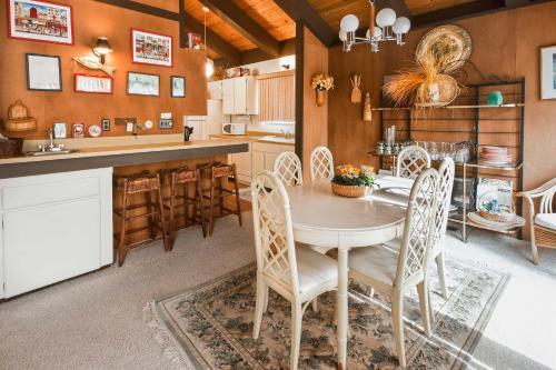 Tahoe City Condo - Walk to Beach and 9 Miles to Ski! - image 5
