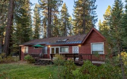 Tennenbaum by AvantStay - Classic Cabin in Tahoe Vista - Walk to the Beach!