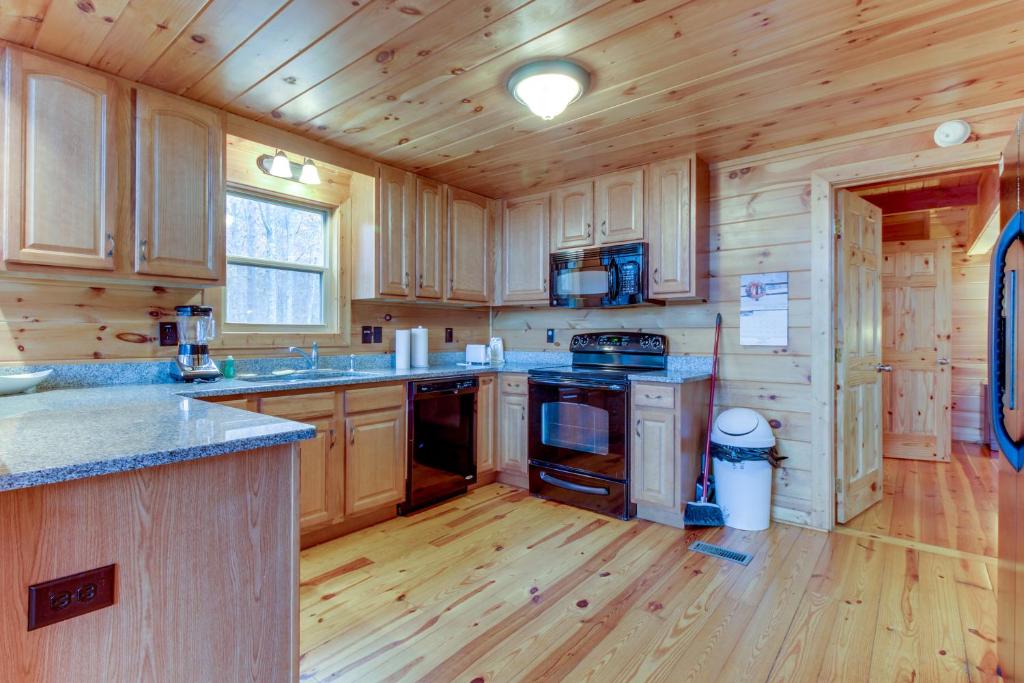 Cherokee Overlook Cabin - image 3