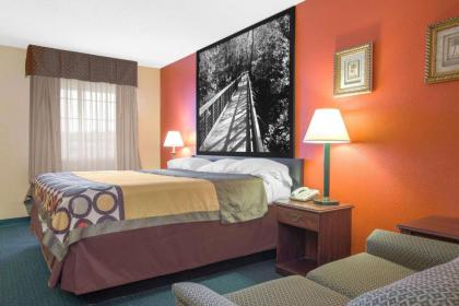 Super 8 by Wyndham Talladega AL - image 13