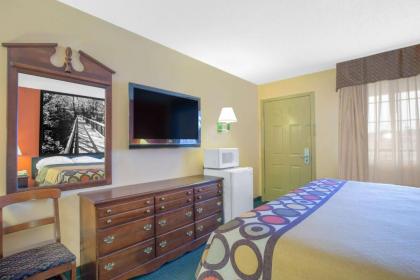 Super 8 by Wyndham Talladega AL - image 14