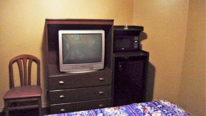 Holiday Capri Motel - image 12