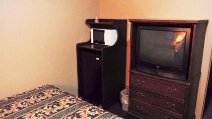 Holiday Capri Motel - image 13