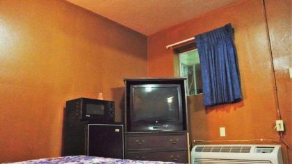 Holiday Capri Motel - image 14
