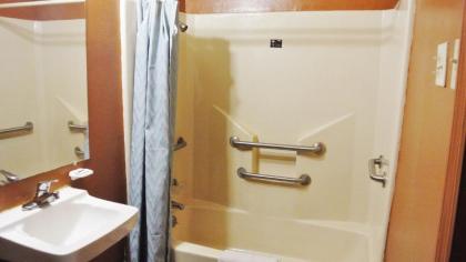 Holiday Capri Motel - image 7