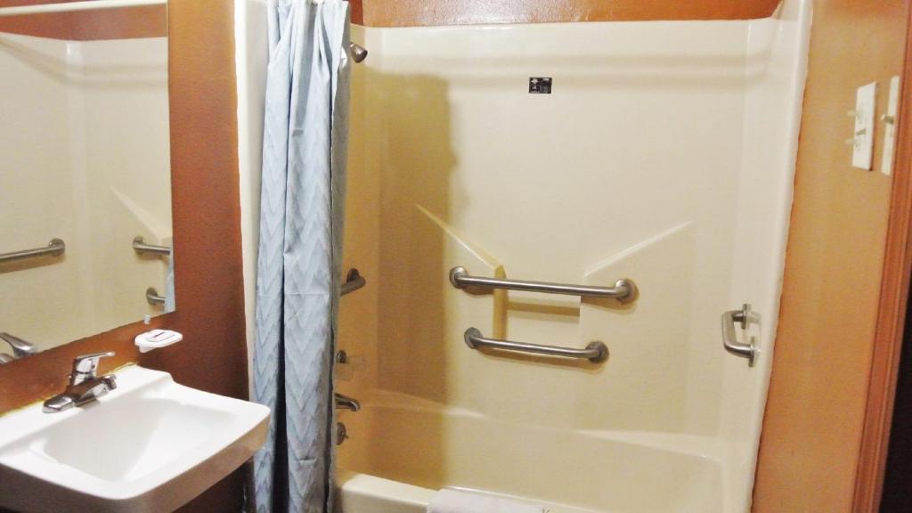 Holiday Capri Motel - image 7