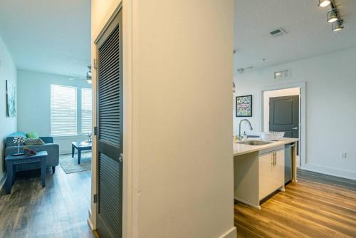 Frontdesk NoHo Flats at North Hyde Park Apts Tampa - image 4