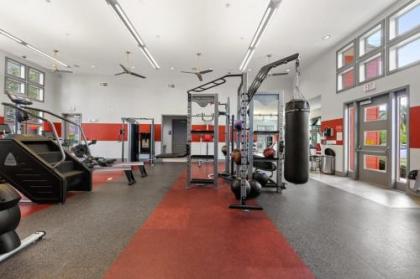 Viagem Bright & Relaxing 2BR with Pool & Gym - image 4