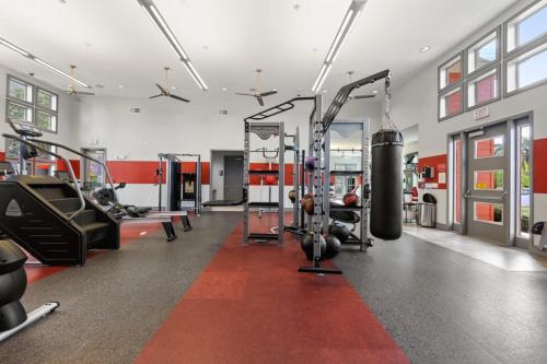 Viagem Bright & Relaxing 2BR with Pool & Gym - image 4