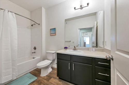 Viagem Bright & Relaxing 2BR with Pool & Gym - image 5