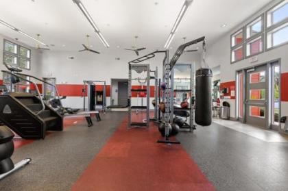 Viagem Stylish 1BR with Pool Gym & Parking - image 2