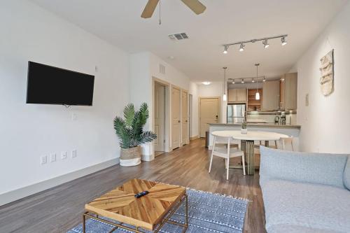 Viagem Stylish 1BR with Pool Gym & Parking - image 3
