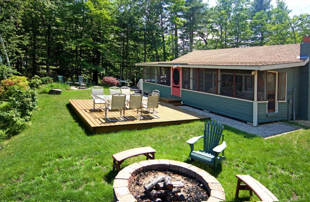 Ossipee Lake Cottage with Screened Porch and Fire Pit! - main image