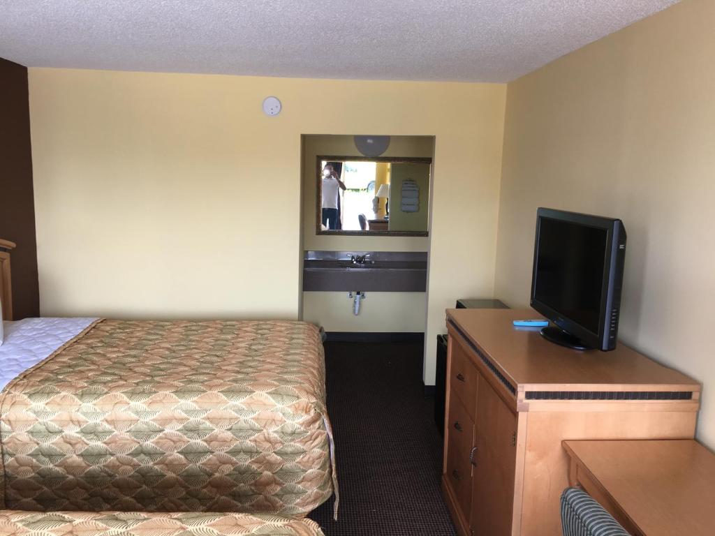 Budget inn Tarboro - image 3