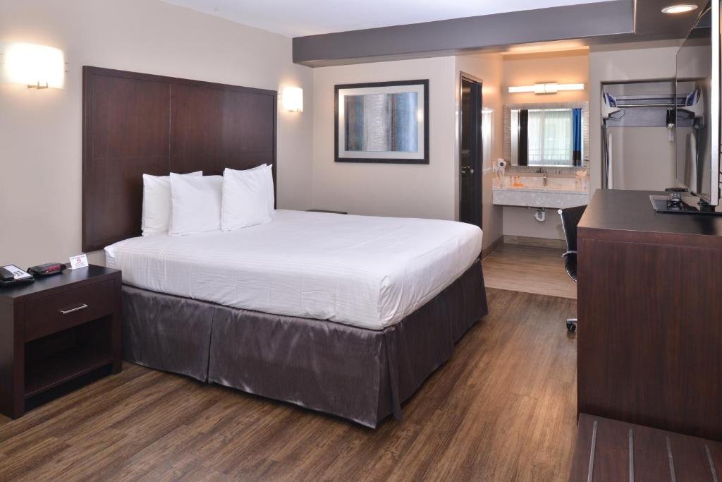 Tarzana Inn - main image