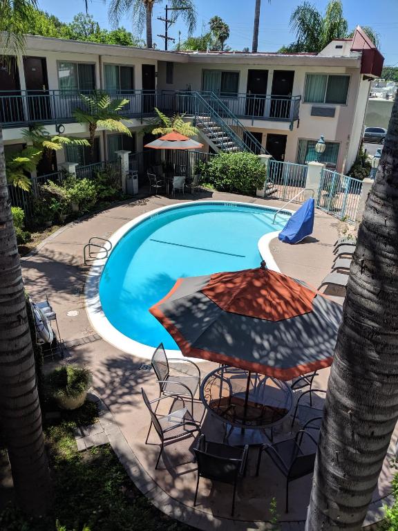 Tarzana Inn - image 2