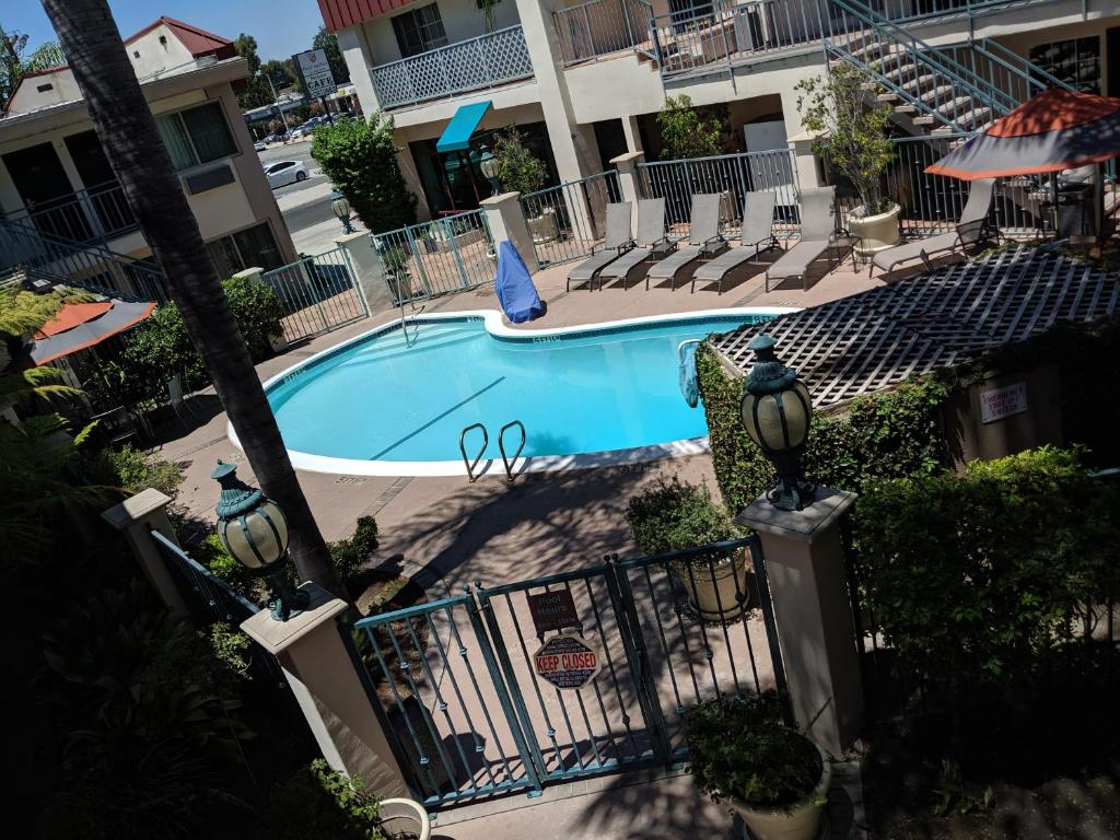 Tarzana Inn - image 3